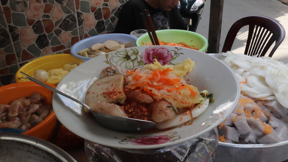 The small shop changes the menu every day, customers get their own food because they are so used to the generous hostess - Photo 9.