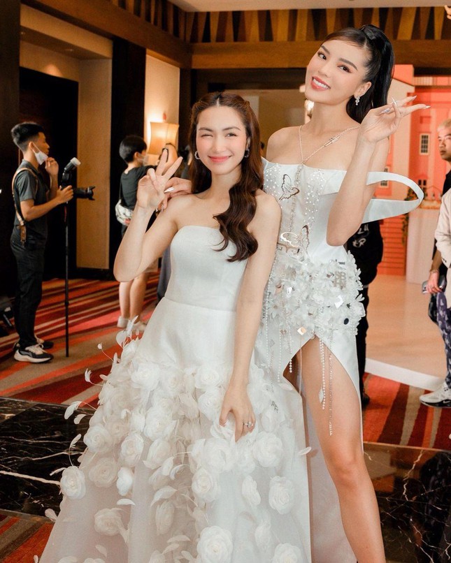 H&ograve;a Minzy tự tin đọ sắc gợi cảm với Hoa hậu Kỳ Duy&ecirc;n bất chấp chiều cao ch&ecirc;nh lệch - Ảnh 2.