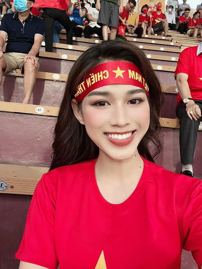 Nhan sắc xinh đẹp gây sốt của dàn Hoa, Á hậu mỗi lần đến sân vận động cổ vũ đội tuyển Việt Nam - Ảnh 3.