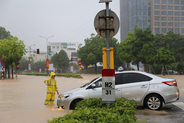 Nhiều khu vực ở Vĩnh Phúc ngập sâu, công an dầm mình cứu tài sản cho dân - Ảnh 1.