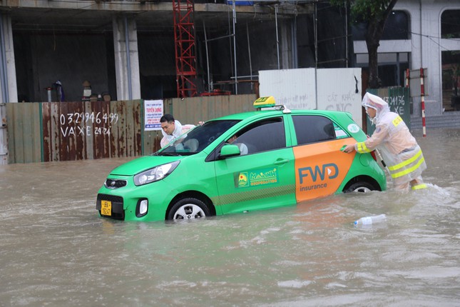 Nhiều khu vực ở Vĩnh Phúc ngập sâu, công an dầm mình cứu tài sản cho dân - Ảnh 2.