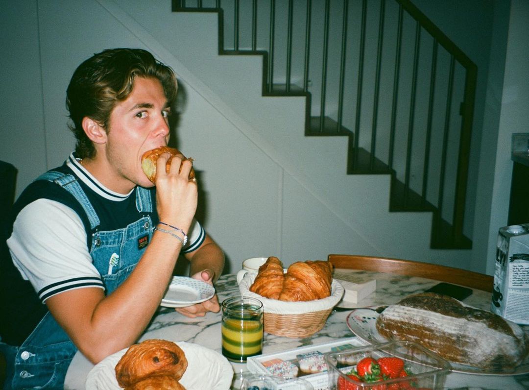 Cực phẩm ho&agrave;ng tử Gen Z: Ch&agrave;ng ho&agrave;ng tử của 2 quốc gia Hy Lạp - Đan Mạch, &ocirc;ng ngoại l&agrave; tỷ ph&uacute; Anh v&agrave; ngoại h&igrave;nh chuẩn t&agrave;i tử - Ảnh 4.