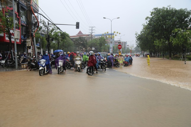 Nhiều khu vực ở Vĩnh Phúc ngập sâu, công an dầm mình cứu tài sản cho dân - Ảnh 3.