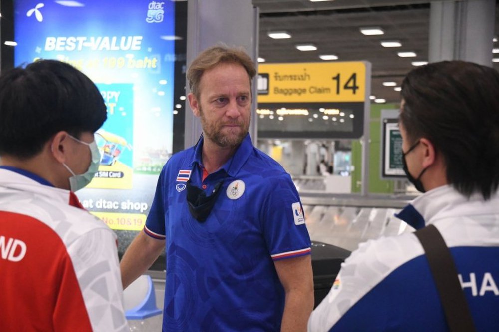 Returning to Thailand, Coach Polking has not yet swallowed the defeat against Vietnam - Photo 1.