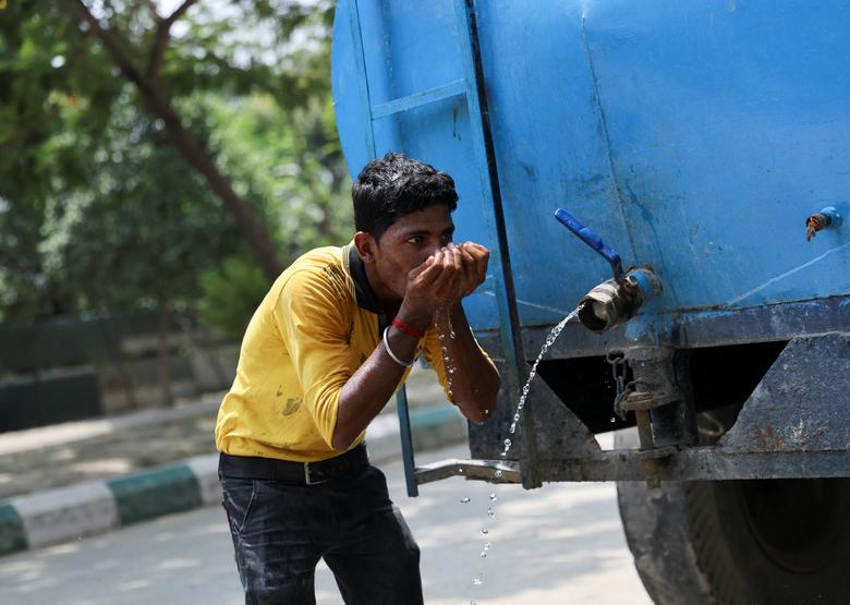 The situation in the country is as hot as a pan of fire today: The fruit is thrown away because there is no refrigerator, the fan is also stored for force majeure reasons - Photo 1.