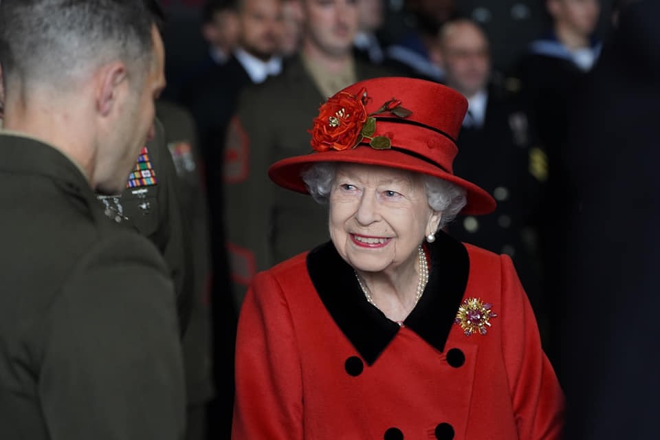 Bí quyết trường thọ của Nữ hoàng Elizabeth II ở tuổi 96: ăn đủ 4 bữa, tránh 1 hành vi để níu giữ làn da không tuổi - Ảnh 1.