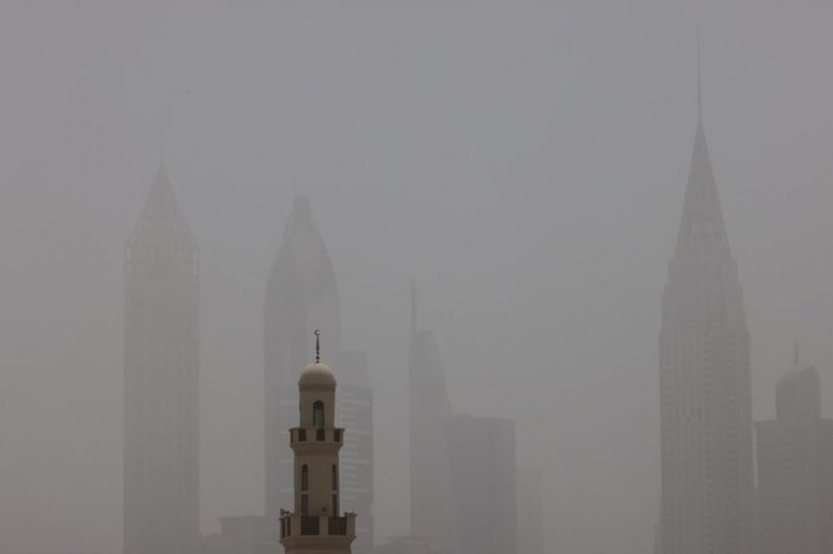 Unprecedented sandstorm covers areas in the Middle East - Photo 1.