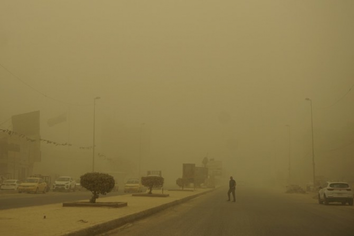 Unprecedented sandstorm covers areas in the Middle East - Photo 2.