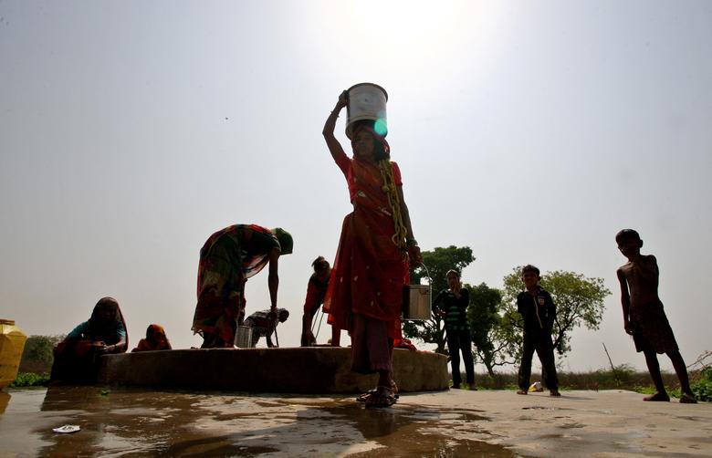 The situation in the country is as hot as a fire pan today: The fruit is thrown away because there is no refrigerator, the fan is also stored for force majeure reasons - Photo 12.