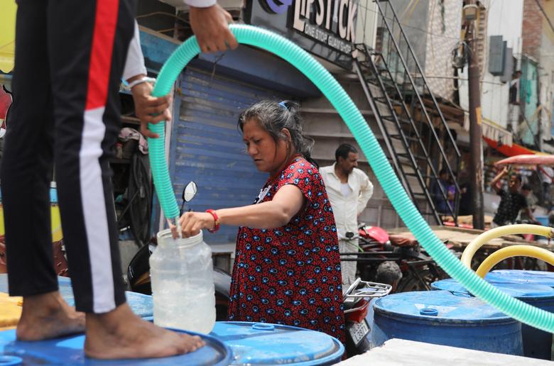 The situation in the country is as hot as a pan of fire today: The fruit is thrown away because there is no refrigerator, the fan is also stored for force majeure reasons - Photo 13.