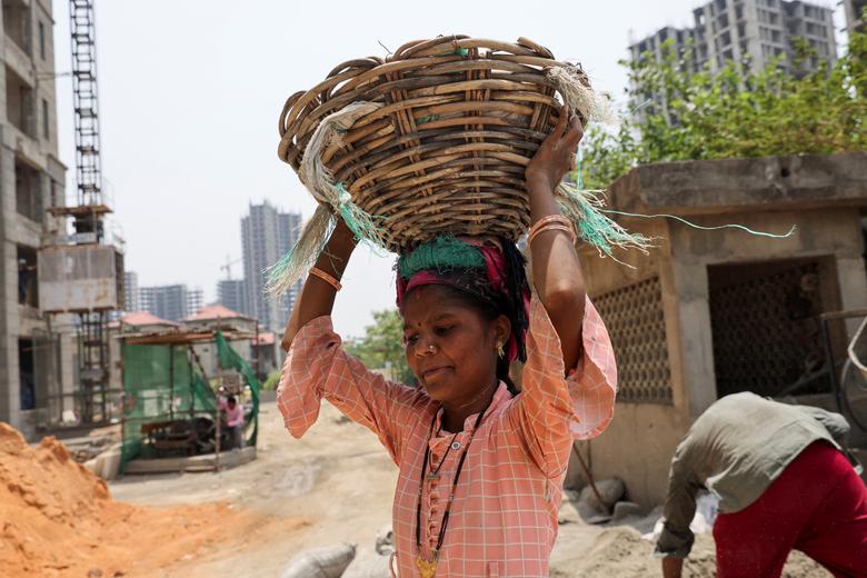 The situation in the country is as hot as the current fire pan: The fruit is thrown away because there is no refrigerator, the fan is also stored for force majeure reasons - Photo 2.