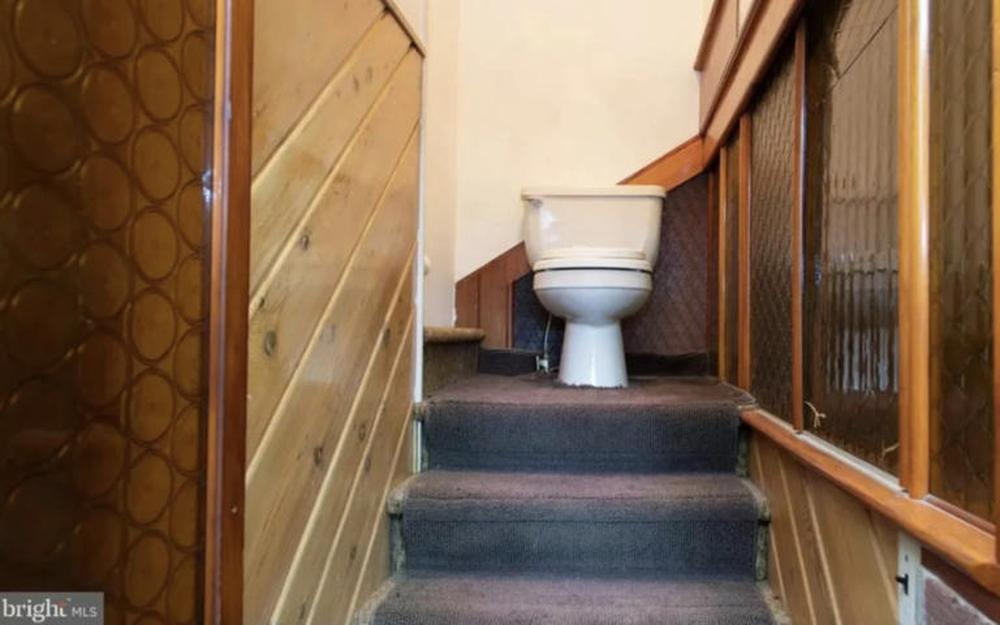 The odd house with a toilet in the middle of the stairs is famous throughout social networks - Photo 4.