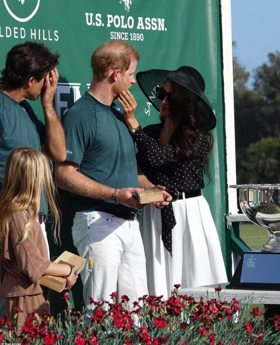 Khoảnh khắc lúng túng khi Meghan Markle trao giải cho chồng, hành động của đồng đội làm cô ngượng chín mặt - Ảnh 4.