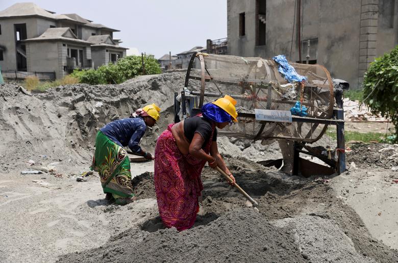 The situation in the country is as hot as the current fire pan: The fruit is thrown away because there is no refrigerator, the fan is also stored for force majeure reasons - Photo 4.