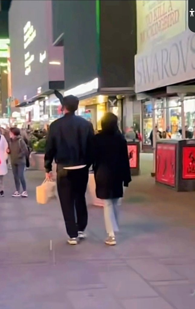 Hyun Bin - Son Ye Jin lovingly held hands while walking on the street, accidentally caught in the team's lens across the street - Photo 5.