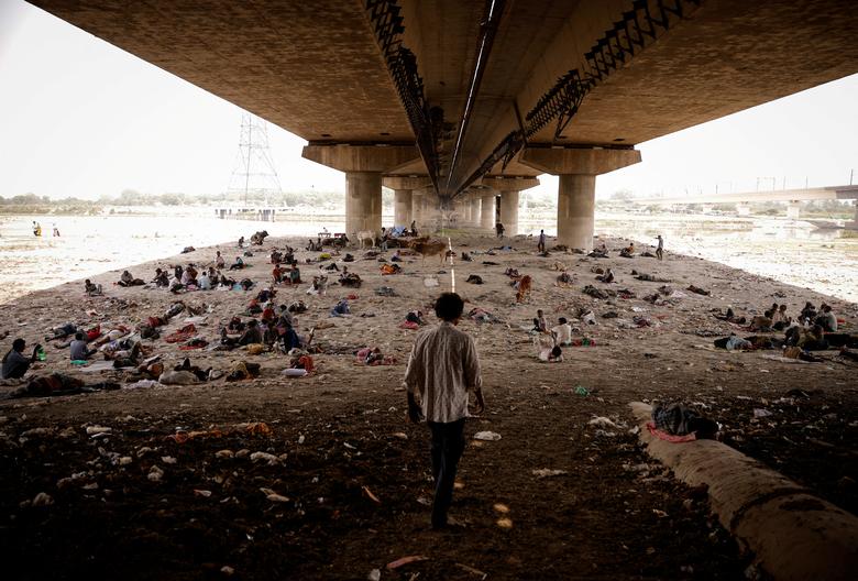 The situation in the country is as hot as a pan of fire today: The fruit is thrown away because there is no refrigerator, the fan is also stored for force majeure reasons - Photo 6.