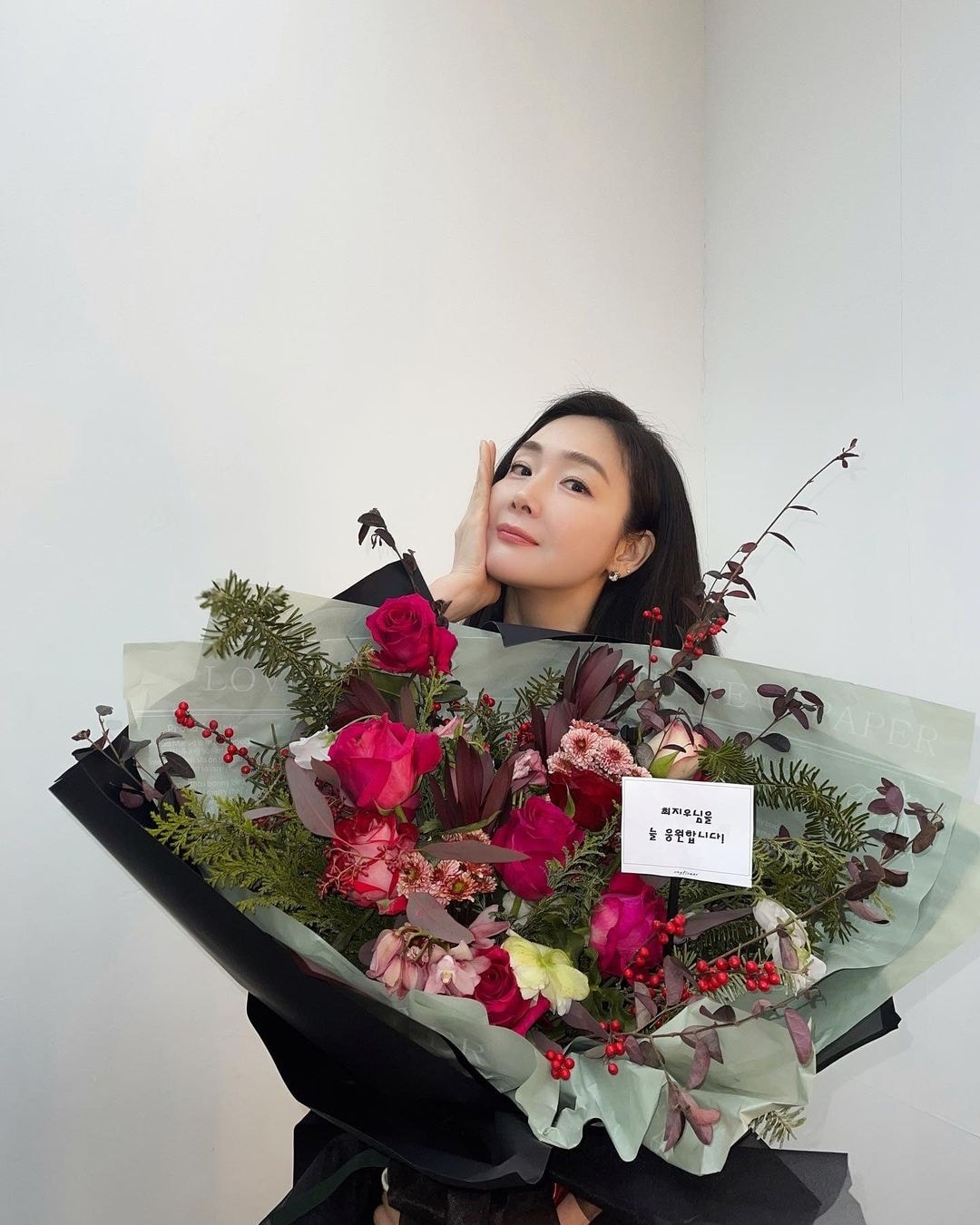 Nữ hoàng nước mắt Choi Ji Woo: Cuộc tình bí mật với tài tử Song Seung Hun, U50 vẫn được gọi là tượng đài nhan sắc xứ Hàn - Ảnh 8. Nữ hoàng nước mắt Choi Ji Woo: Cuộc tình bí mật với tài tử Song Seung Hun, U50 vẫn được gọi là tượng đài nhan sắc xứ Hàn - Ảnh 8.
