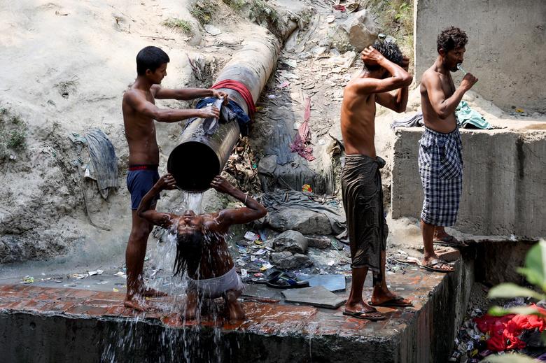 The situation in the country is as hot as a fire pan today: The fruit is thrown away because there is no refrigerator, the fan is also stored for force majeure reasons - Photo 9.