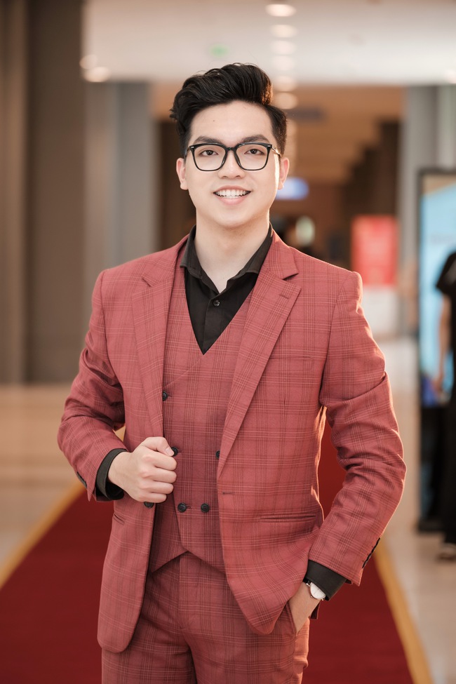 The handsome bilingual MC at the 31st SEA Games: Rolling away from his student days, the program ended with a sigh of relief - Photo 1.