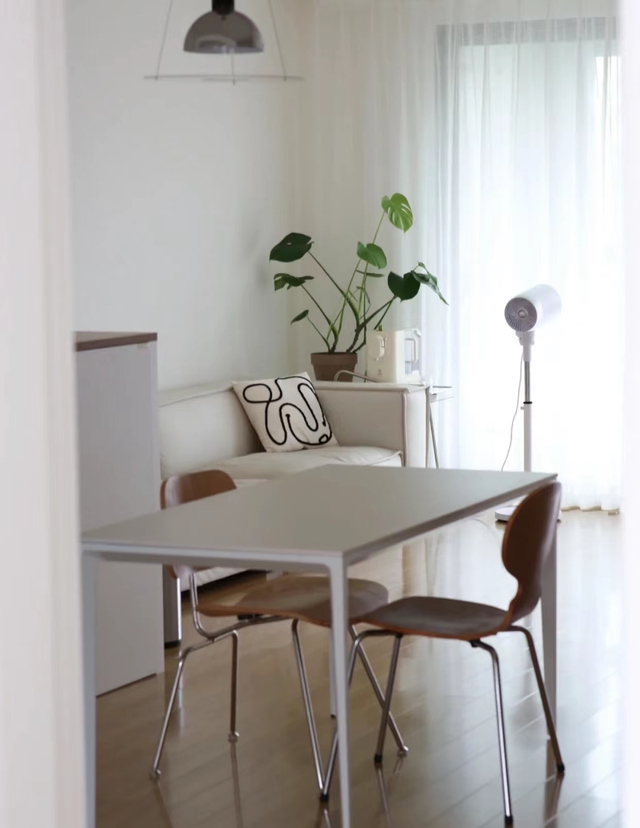 The clean, spotless house of a girl who pursues minimalism: When you get rid of unnecessary items, the living space is exquisite and luxurious - Photo 4.