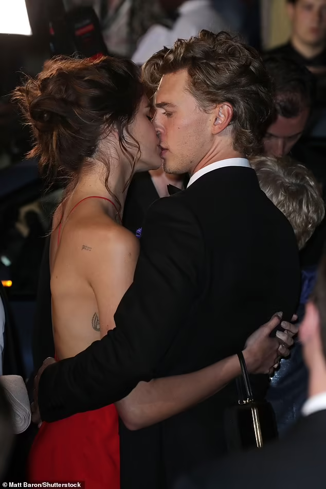 Con gái huyền thoại Cindy Crawford ôm ấp khóa môi bạn trai không rời ở LHP Cannes - Ảnh 7.