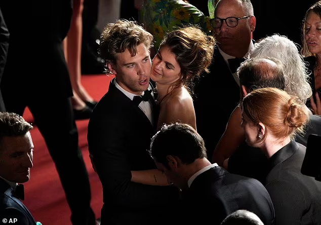 Con gái huyền thoại Cindy Crawford ôm ấp khóa môi bạn trai không rời ở LHP Cannes - Ảnh 6.