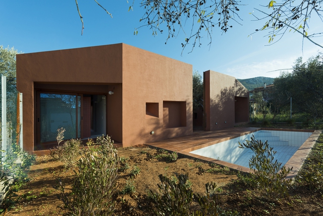   The villa stands out thanks to the passionate brick red color - Photo 2.