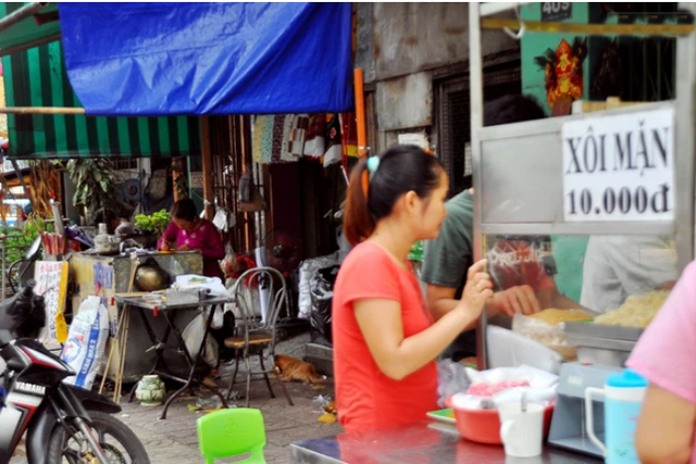 Kỳ lạ tiệm xôi nhà xác giữa lòng TP.HCM: Khung cảnh đượm chất u tịch, vừa ăn vừa run nhưng hơn 40 năm vẫn tấp nập người xếp hàng - Ảnh 1.