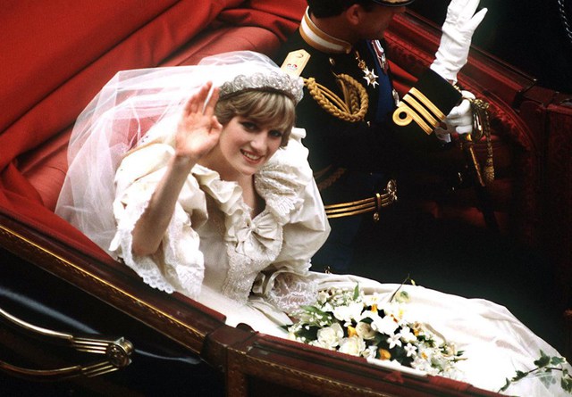 Princess Diana's priceless wedding crown is on display for the first time in decades - Photo 1.
