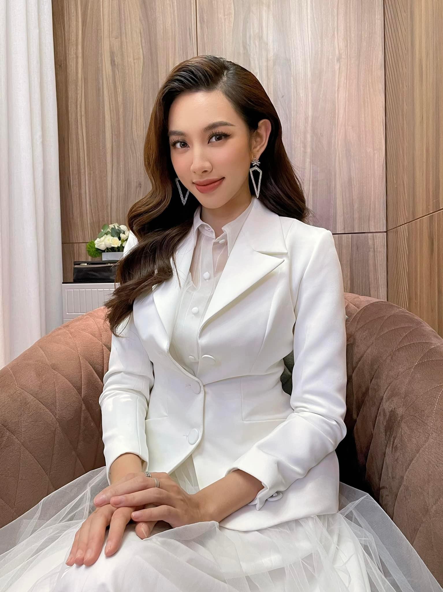 Á hậu Võ Hoàng Yến, Ngọc Thảo đọ dáng nóng bỏng mắt với bikini khiến fans trầm trồ - Ảnh 14.