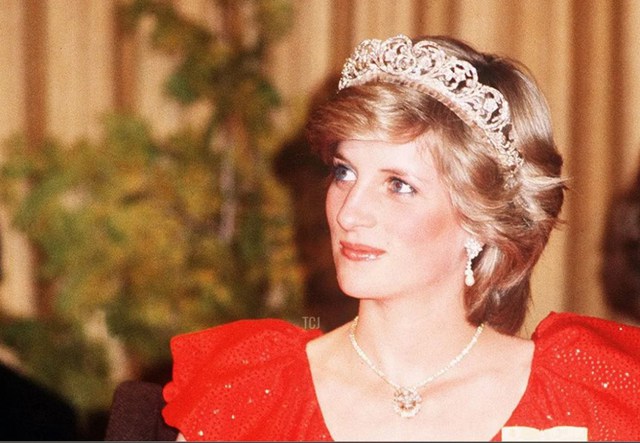 Princess Diana's priceless wedding crown is on display for the first time in decades - Photo 4.