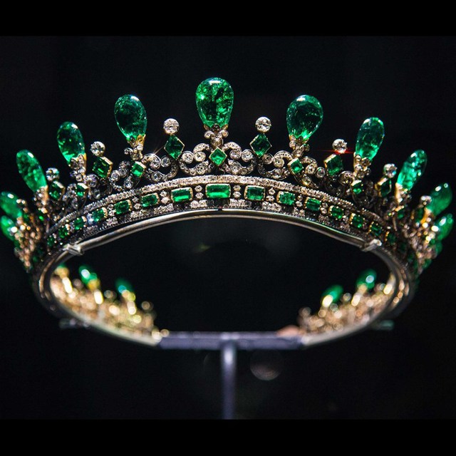 Princess Diana's priceless wedding crown is on display for the first time in decades - Photo 5.