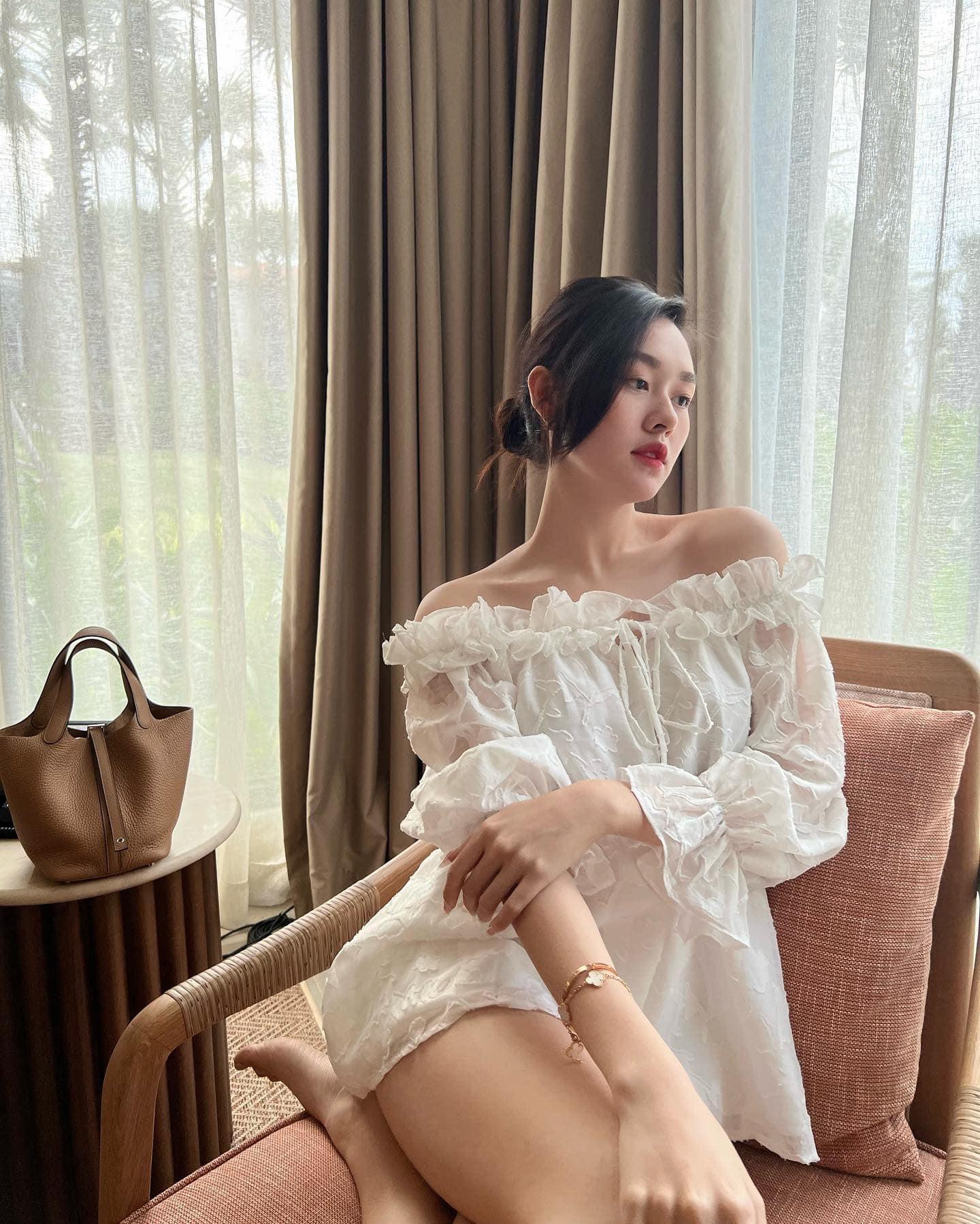 Á hậu Võ Hoàng Yến, Ngọc Thảo đọ dáng nóng bỏng mắt với bikini khiến fans trầm trồ - Ảnh 10.