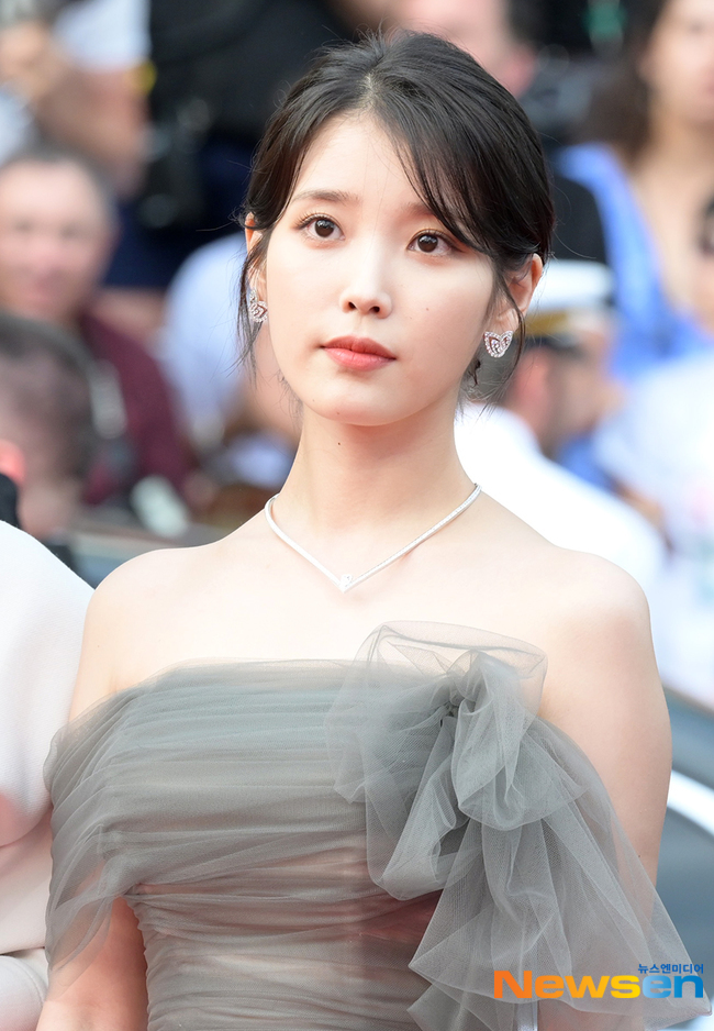 Dàn sao Hàn hạng A đổ bộ Cannes 2022: IU đẹp như tiên tử át cả sao Itaewon Class, Kang Dong Won chân dài choáng ngợp - Ảnh 6.