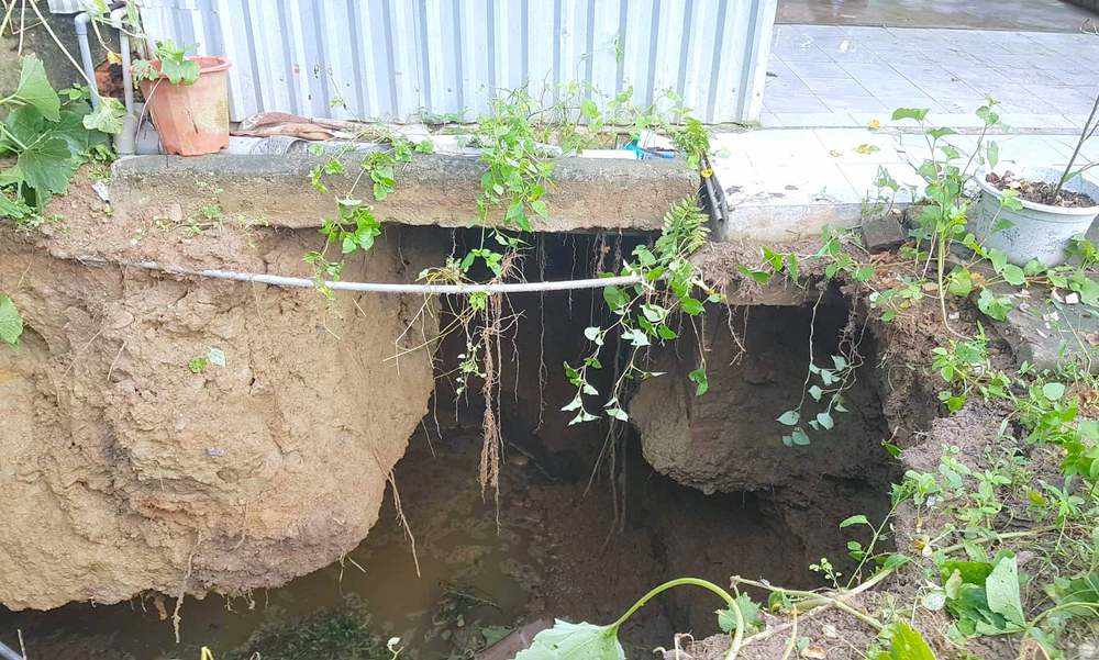 A sinkhole appeared on the floor of the house after the explosion, people rushed to help the owner move furniture - Photo 1.