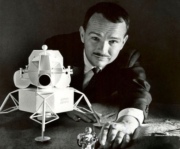 The story of the only Earthling buried on the Moon with undying passion and dedication to astronomy - Photo 1.