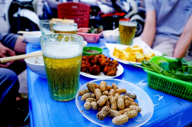 Quán bia hơi Hà Nội: Có những quán bia hơi ở Hà Nội đã tồn tại hàng chục năm và trở thành một thương hiệu riêng của thủ đô. Hãy xem hình ảnh về quán bia hơi Hà Nội để cảm nhận được không khí vui tươi, ấm áp của những người thân thiết cùng nhau thưởng thức đồ uống này.