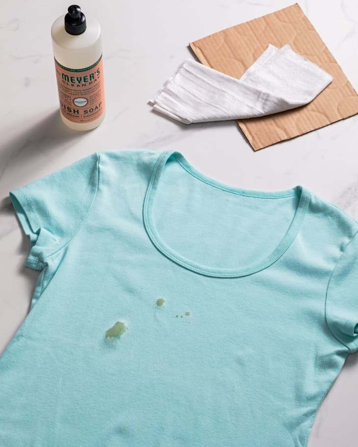 Remove grease stains on clothes: 2 simple ways, easy to do but unexpected effects - Photo 4.