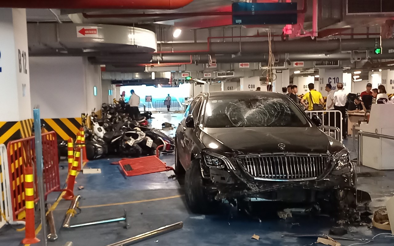 Người lái Mercedes Maybach tông loạt xe máy trong hầm là bảo vệ chung cư, đã bị cho thôi việc