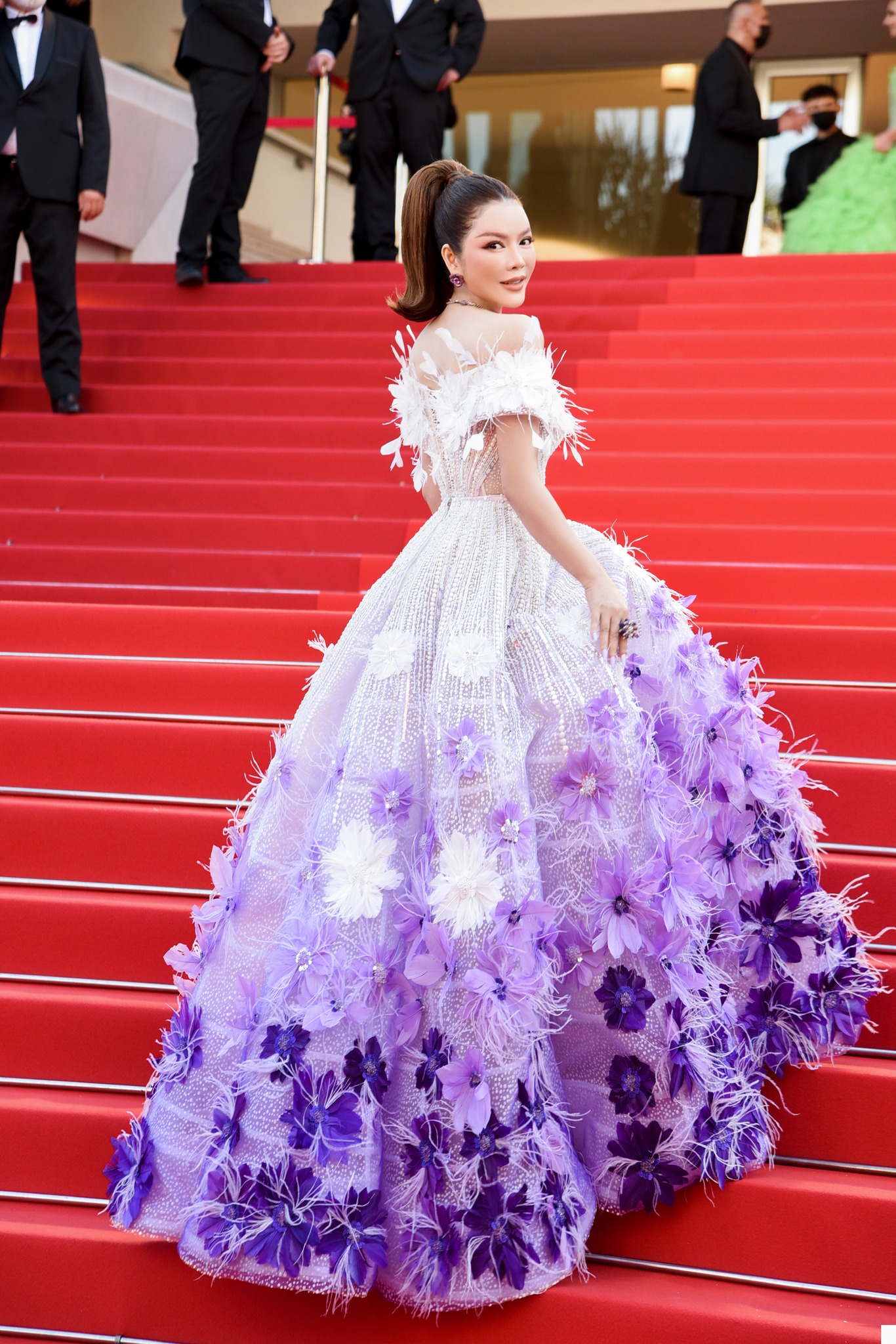 4 Vietnamese beauties shine at Cannes Film Festival: Sophisticated, gorgeous or simple, more beautiful?  - Photo 2.