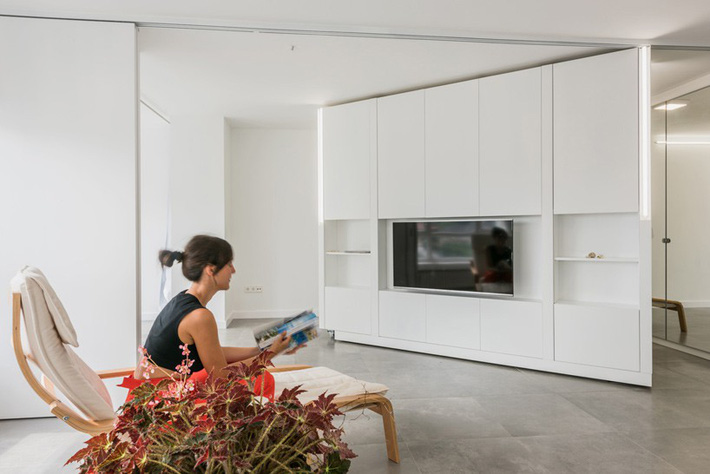 This apartment changes layout in just a few minutes thanks to just one wall - Photo 1.