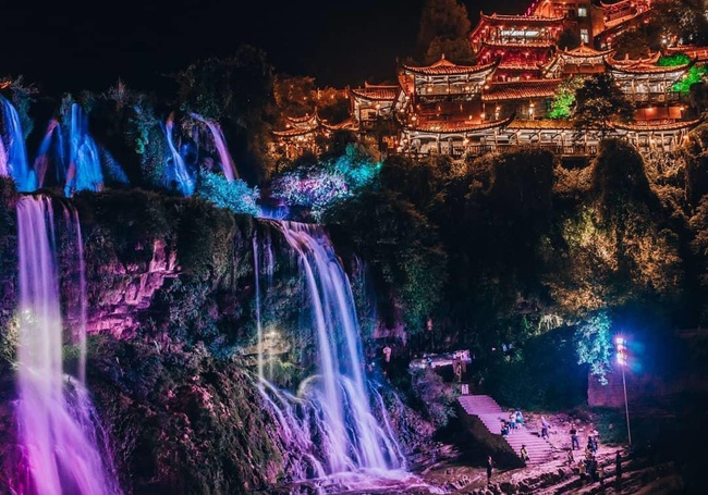 Cổ trấn nghìn năm kỳ lạ ở Trung Quốc: Treo lơ lửng trên thác nước, không nguy hiểm và đẹp lộng lẫy mang tên một loài hoa - Ảnh 12.