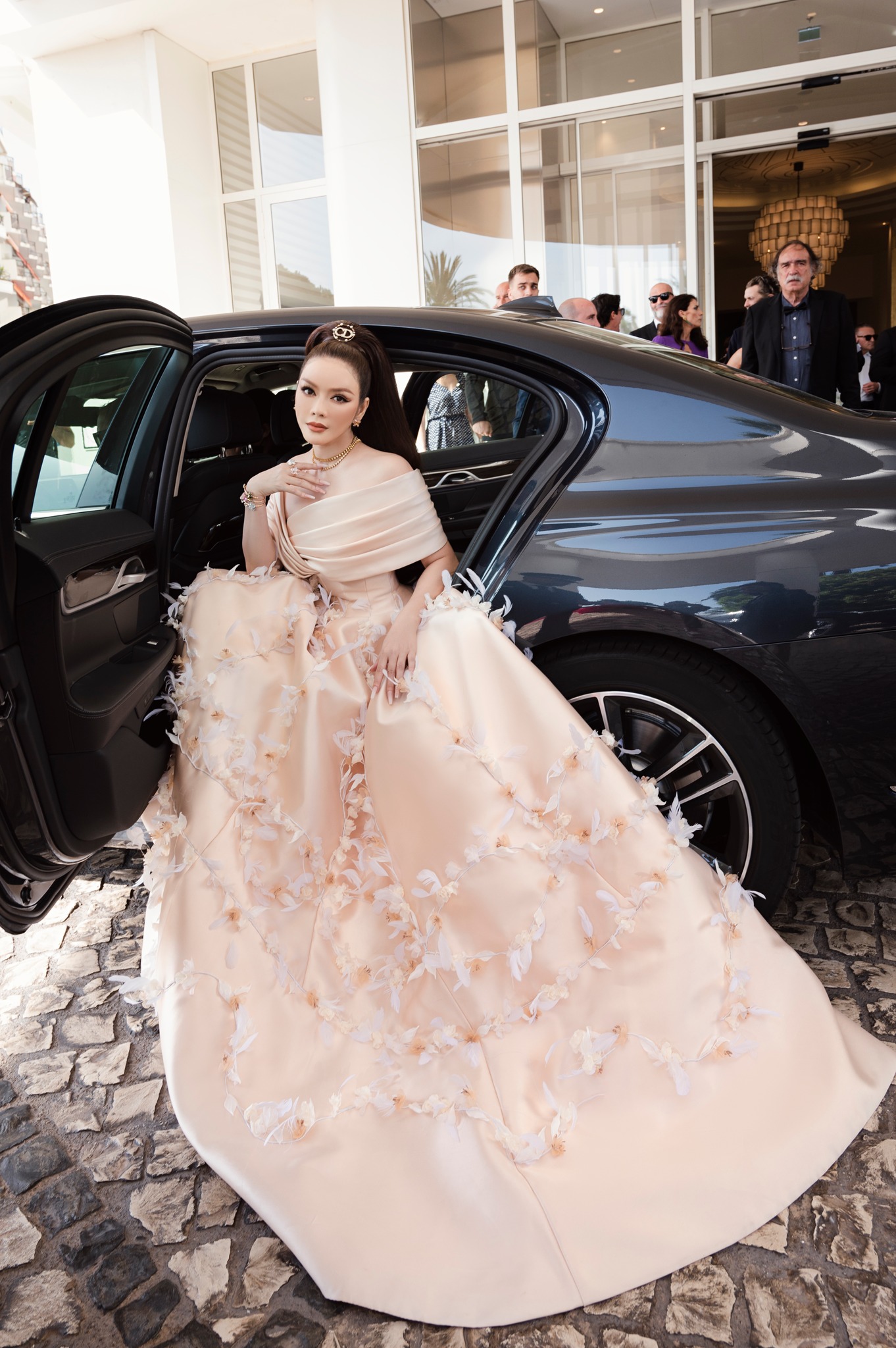 4 Vietnamese beauties shine at Cannes Film Festival: Sophisticated, gorgeous or simple, more beautiful?  - Photo 3.