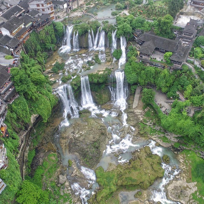Cổ trấn nghìn năm kỳ lạ ở Trung Quốc: Treo lơ lửng trên thác nước, không nguy hiểm và đẹp lộng lẫy mang tên một loài hoa - Ảnh 4.