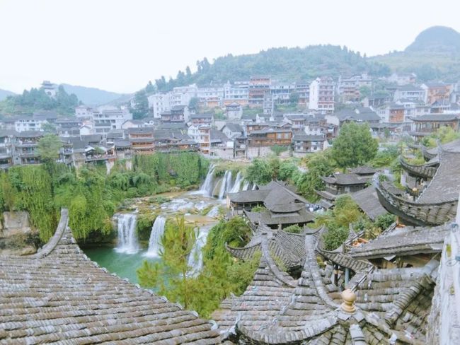 Cổ trấn nghìn năm kỳ lạ ở Trung Quốc: Treo lơ lửng trên thác nước, không nguy hiểm và đẹp lộng lẫy mang tên một loài hoa - Ảnh 5.
