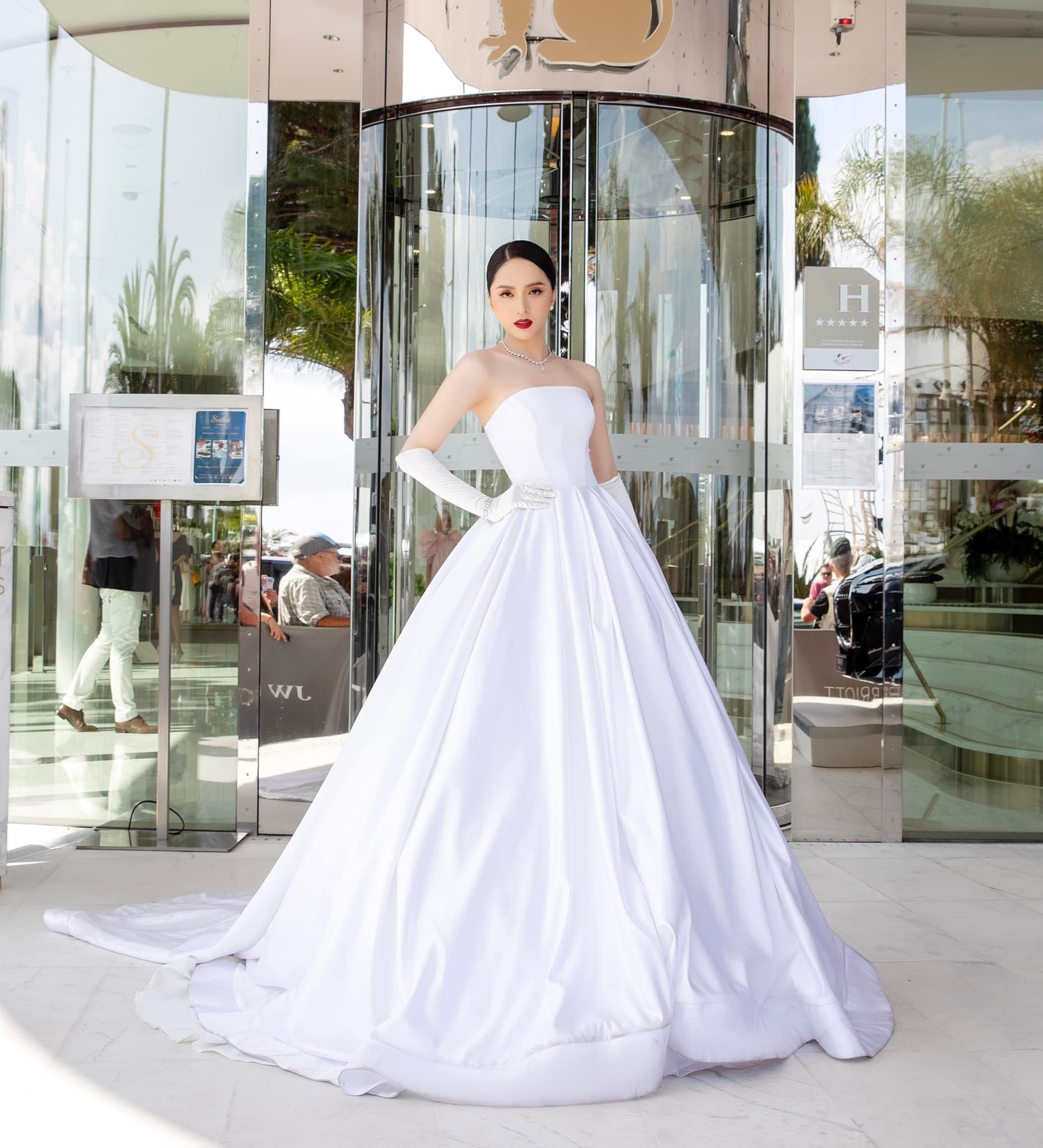 4 Vietnamese beauties shine at Cannes Film Festival: Sophisticated, gorgeous or simple, more beautiful?  - Photo 7.