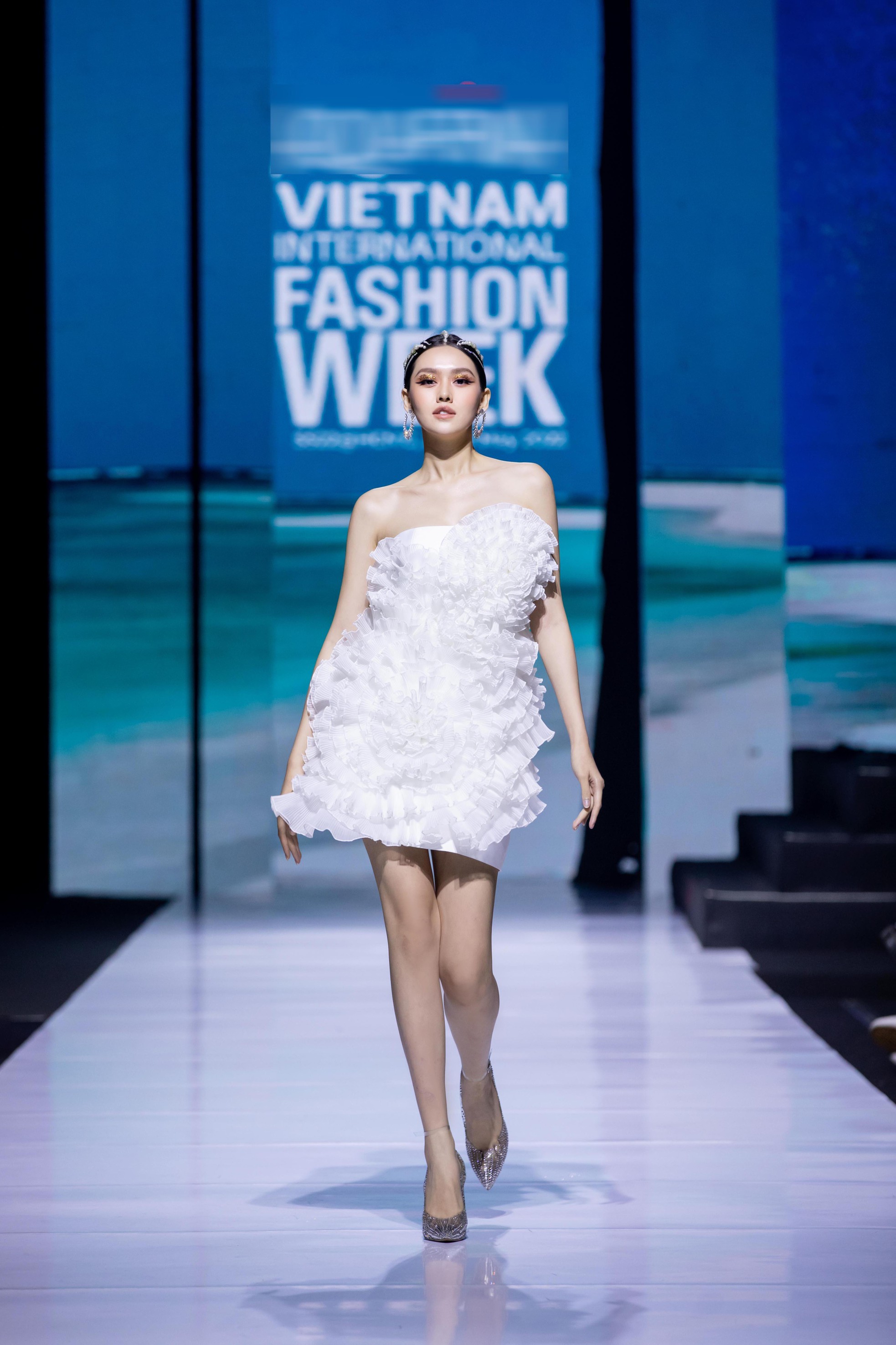 Hoa hậu Tiểu Vy, Á hậu Tường San đọ thần thái kiêu sa khi làm vedette trên sàn catwalk - Ảnh 7.