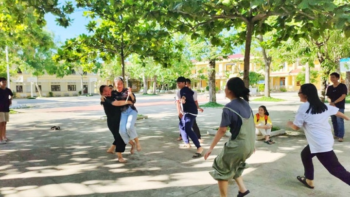 Mở cổng trường hè - Ảnh 1. Mở cổng trường hè - Ảnh 1.