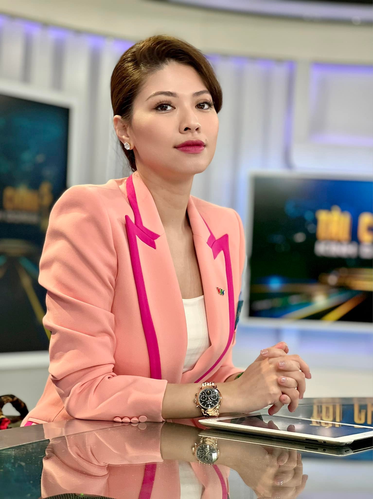 Editor Ngoc Trinh - Female MC who specializes in financial programs, has a lot of personality and talent, owns a respectable fortune - Photo 1.