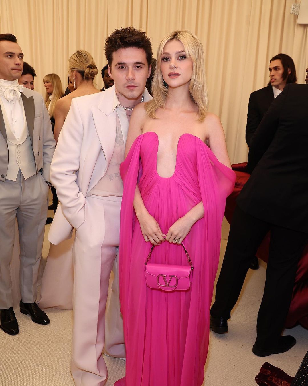Thảm đỏ Met Gala 2022: Kim Kardashian mượn váy 5 triệu đô của Marilyn Monroe, Kendall khoe lông mày tàng hình, Kylie gây thất vọng - Ảnh 21.